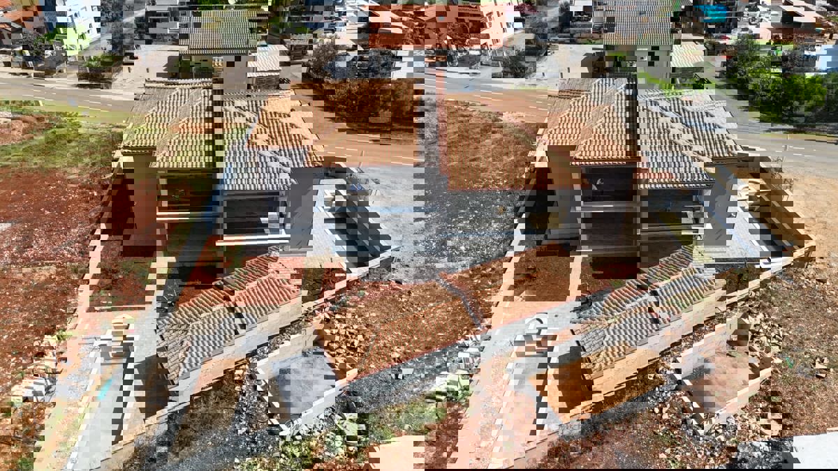 Nuova costruzione: bifamiliare con piscina vicino a Buje